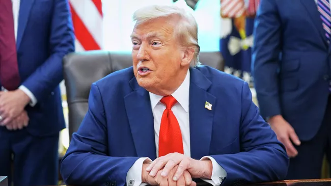 Президент США Дональд Трамп в Овальном кабинете Белого дома