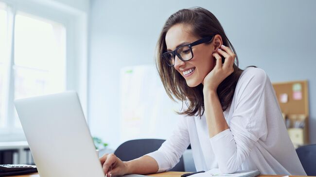 Девушка во время работы