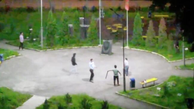 Кадр видео с мигрантами, играющими в бейсбол на территории мемориального комплекса в поселке Косая Гора