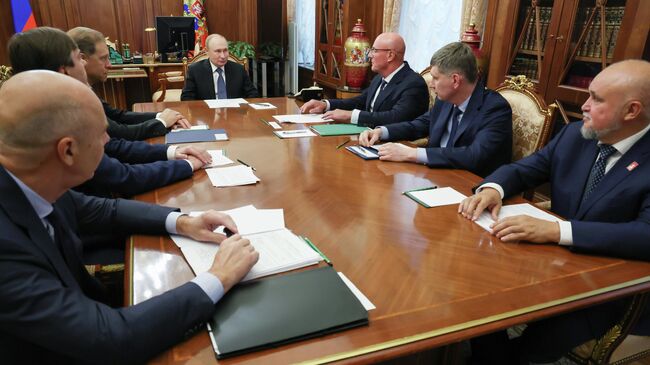 Президент РФ Владимир Путин проводит совещание с членами правительства РФ