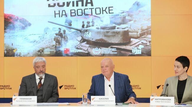 Руководитель Россотрудничества Евгений Примаков, генеральный директор медиагруппы Россия сегодня Дмитрий Киселёв и генеральный директор холдинга МТС Медиа Софья Митрофанова на пресс-конференции, посвященной запуску подкаста Радио Sputnik и МТС Медиа Война на Востоке, в ММПЦ Россия сегодня Руководитель Россотрудничества Евгений Примаков, генеральный директор медиагруппы Россия сегодня Дмитрий Киселёв и генеральный директор холдинга МТС Медиа Софья Митрофанова на пресс-конференции, посвященной запуску подкаста Радио Sputnik и МТС Медиа Война на Востоке, в ММПЦ Россия сегодня