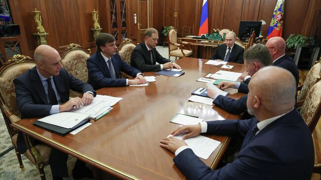 Президент РФ Владимир Путин проводит совещание с членами правительства РФ