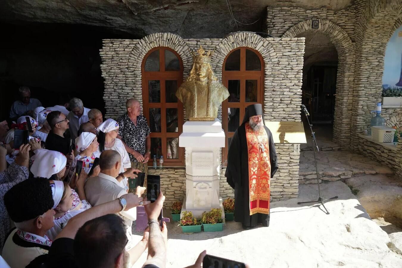 В Крыму открыли памятник Стефану III Великому