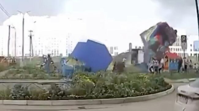 Батут с детьми перевернулся в Уфе из-за сильного ветра