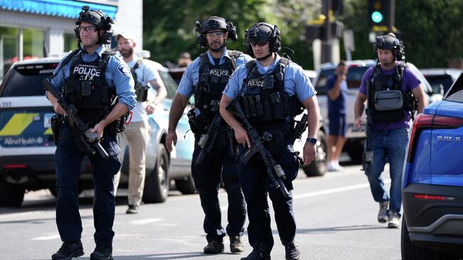 Полицейские возле католической школы в Миннеаполисе, где произошла стрельба