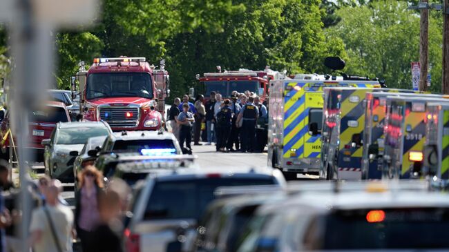 Спецслужбы у католической школы в Миннеаполисе, где произошла стрельба