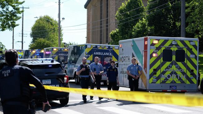 Сотрудники правоохранительных органов возле католической школы в Миннеаполисе, где произошла стрельба