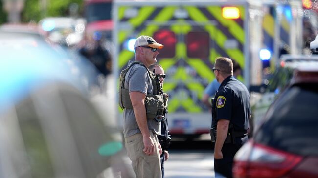 Сотрудники правоохранительных органов возле католической школы в Миннеаполисе, где произошла стрельба