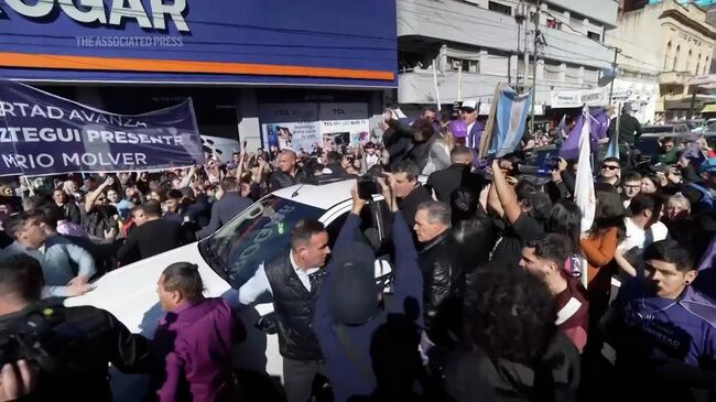 Протестующие бросают камни в кортеж президента Аргентины Хавьера Милея