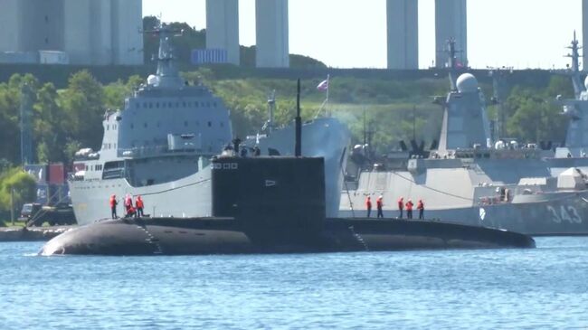 Подводная лодка Волхов во время швартовки во Владивостоке