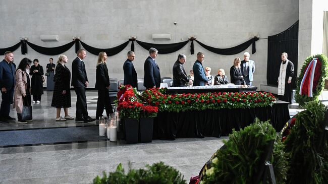 Прощание с исполнительным директором международной медиагруппы Россия сегодня Кириллом Вышинским в Большом зале Троекуровского кладбища в Москве