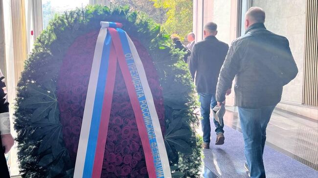 Владимир Путин направил венок на церемонию прощания с журналистом, исполнительным директором международной медиагруппы Россия сегодня Кириллом Вышинским