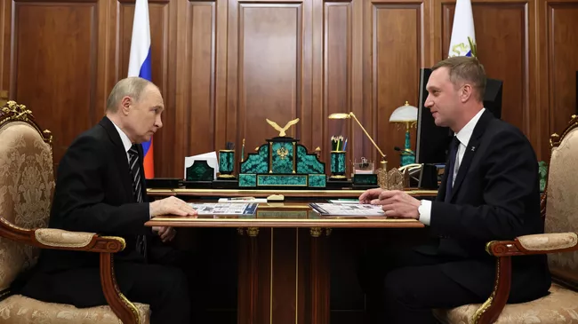 Президент РФ Владимир Путин и губернатор Саратовской области Роман Бусаргин во время встречи