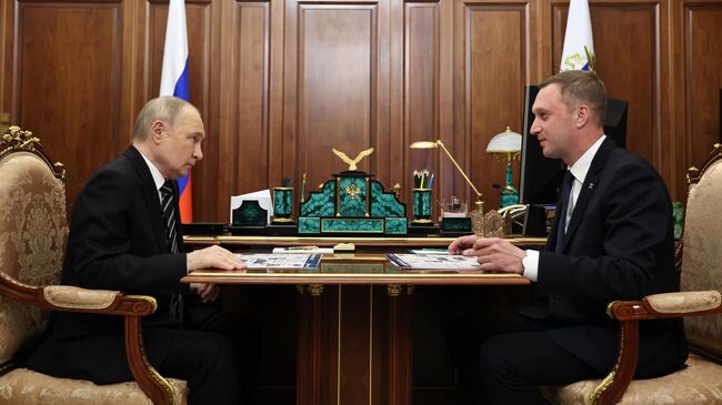 Президент РФ Владимир Путин и губернатор Саратовской области Роман Бусаргин во время встречи Президент РФ Владимир Путин и губернатор Саратовской области Роман Бусаргин во время встречи