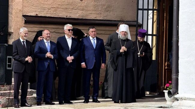 Губернатор Тверской области Игорь Руденя и председатель Совета Фонда возрождения Старицкого Свято-Успенского монастыря Виктор Христенко поздравляют первоклассников Старицкого округа с наступающим Днем знаний