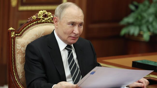 Президент РФ Владимир Путин во время встречи с губернатором Саратовской области Романом Бусаргиным Президент РФ Владимир Путин во время встречи с губернатором Саратовской области Романом Бусаргиным