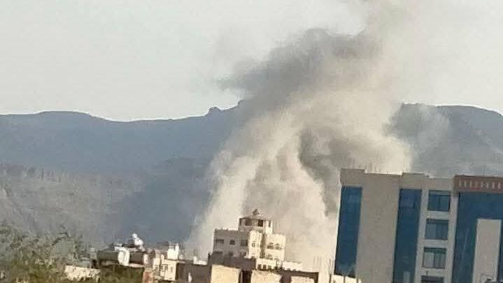 Дым на месте израильского удара в Сане - РИА Новости, 1920, 28.08.2025