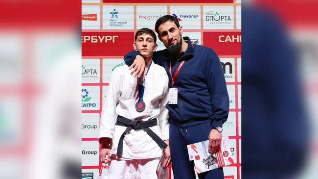 Российский дзюдоист Рахим Хамхоев вместе с тренером