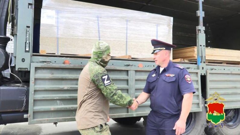 Передача гуманитарного груза от брянской полиции бойцам спецоперации - РИА Новости, 1920, 28.08.2025