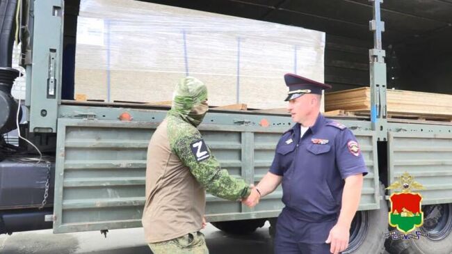 Передача гуманитарного груза от брянской полиции бойцам спецоперации