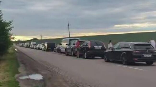 Очередь из автомобилей перед КПП на границе Украины и Польши