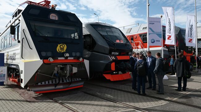 Посетители на выставке в рамках железнодорожного салона техники и технологий PRO//Движение.Экспо в Санкт-Петербурге