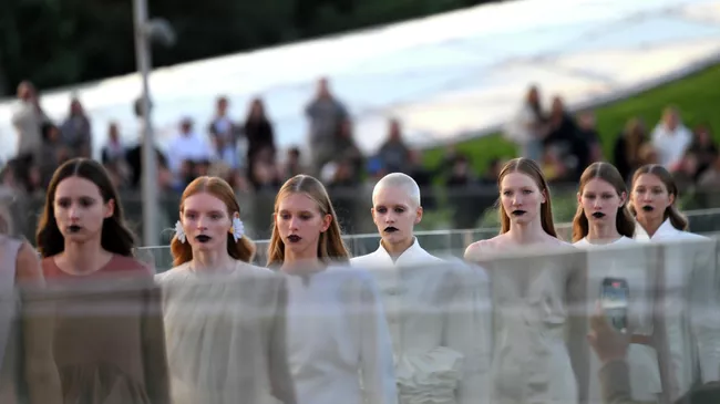 Показ мод в рамках Международного форума BRICS+ Fashion Summit и Московской недели моды на Парящем мосту в парке Зарядье в Москве Показ мод в рамках Международного форума BRICS+ Fashion Summit и Московской недели моды на Парящем мосту в парке Зарядье в Москве