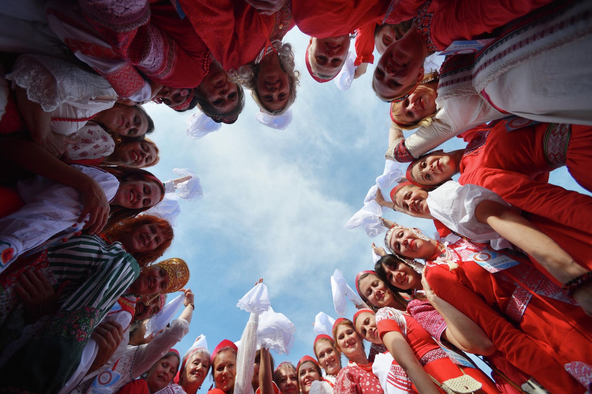 Участницы фестиваля Хороводы России на площади Революции в Челябинске Участницы фестиваля Хороводы России на площади Революции в Челябинске - РИА Новости, 1920, 13.11.2025