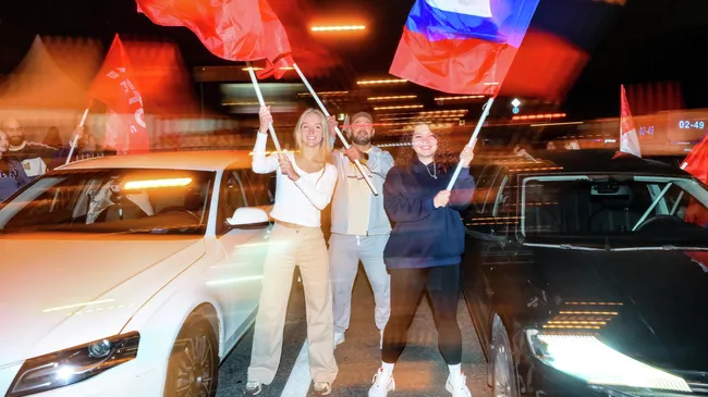 Участники автопробега на Садовом кольце в честь Дня флага России Участники автопробега на Садовом кольце в честь Дня флага России