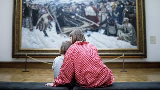 Посетители в Третьяковской галере 