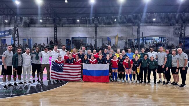 Российские и американские футзальные игроки сделали фото с флагами РФ и США на женском клубном Кубке мира