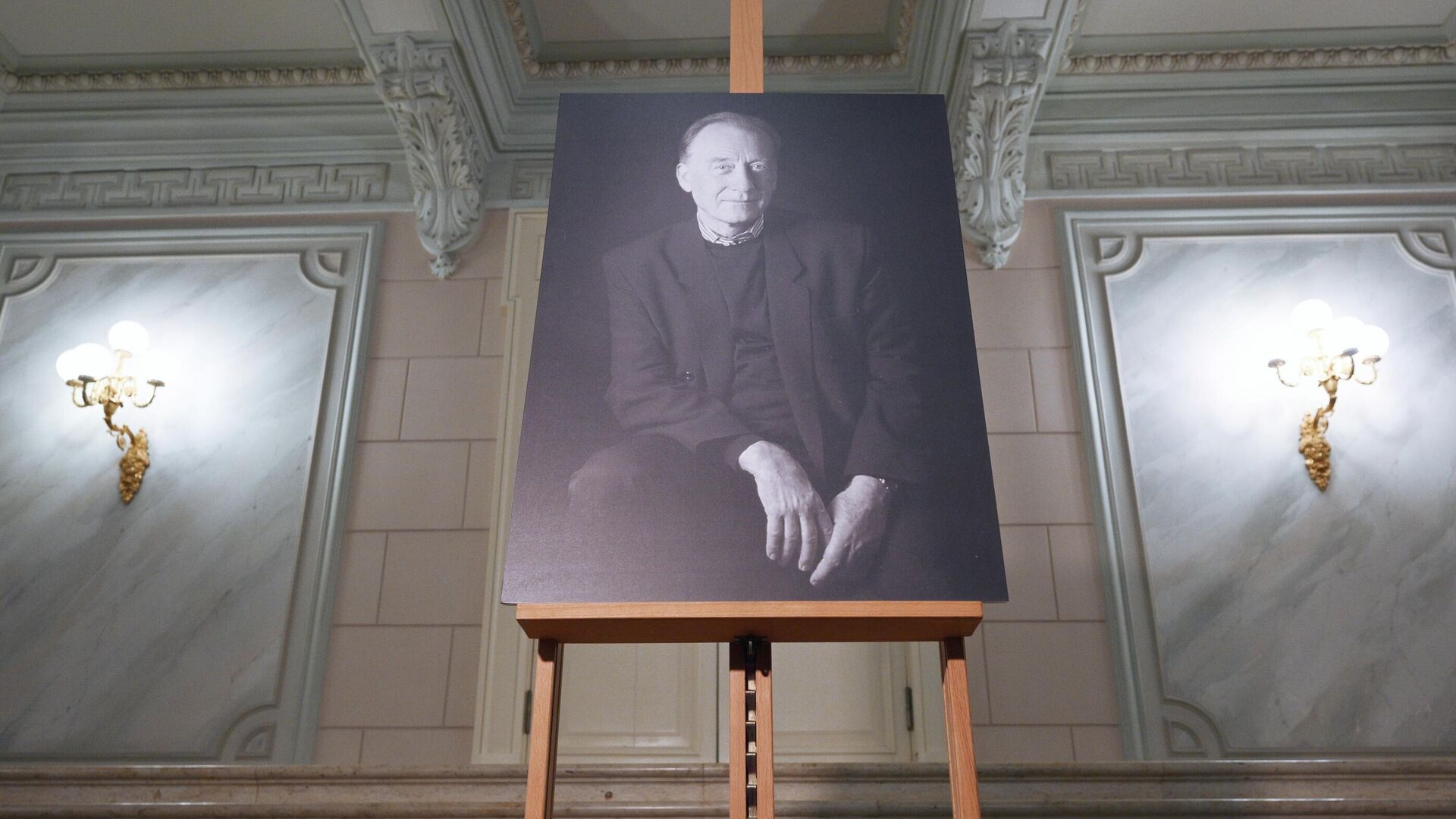 Фотография советского и российского композитора, пианиста, музыкального педагога Родиона Щедрина в фойе исторического здания Большого театра в Москве - РИА Новости, 1920, 29.08.2025