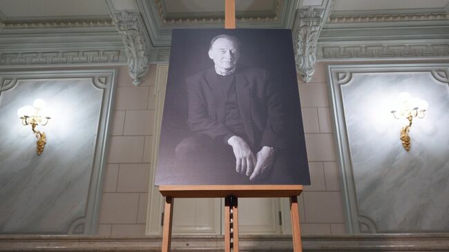 Фотография советского и российского композитора, пианиста, музыкального педагога Родиона Щедрина в фойе исторического здания Большого театра в Москве