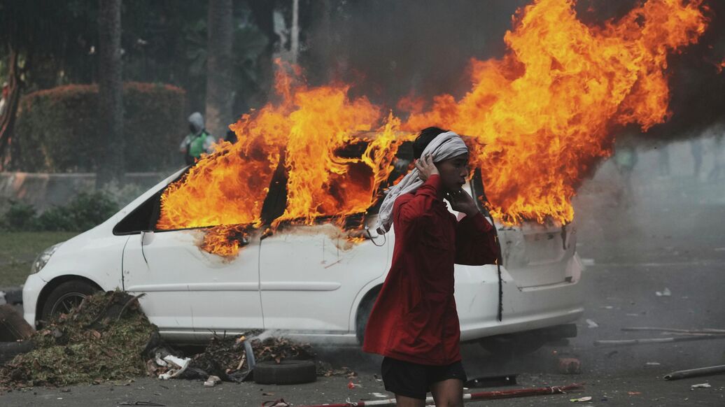 В столице Индонезии критически повреждена инфраструктура из-за беспорядков