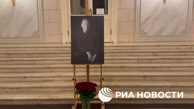 Цветы в память о композиторе Родионе Щедрине в фойе исторического здания Большого театра Цветы в память о композиторе Родионе Щедрине в фойе исторического здания Большого театра