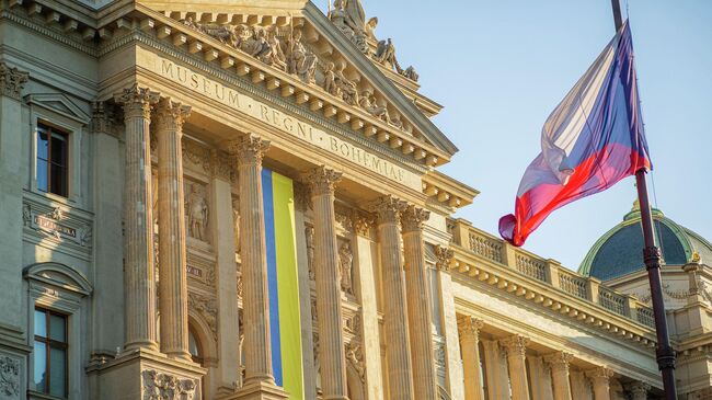 Украинский флаг на фасаде Национального музея в Праге