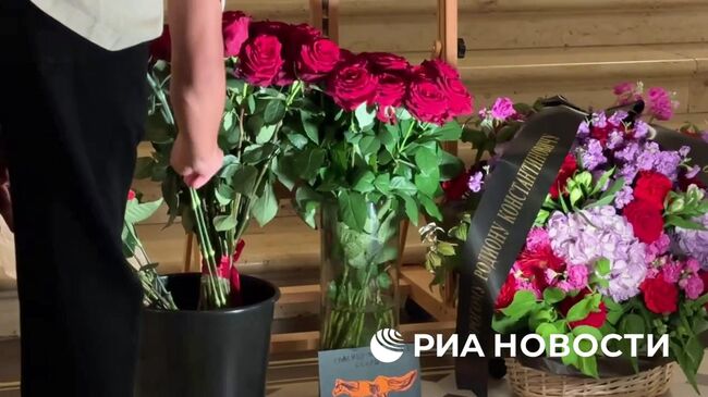 Цветы у здания Большого театра в день смерти композитора Родиона Щедрина Цветы у здания Большого театра в день смерти композитора Родиона Щедрина