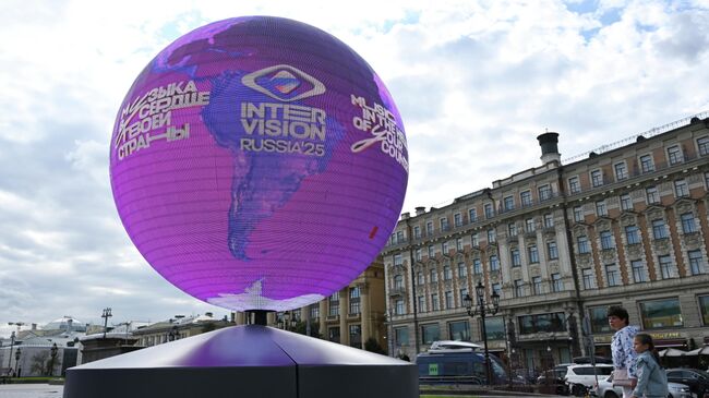 Инсталляция земного шара с логотипом Интервидения в Москве Инсталляция земного шара с логотипом Интервидения в Москве