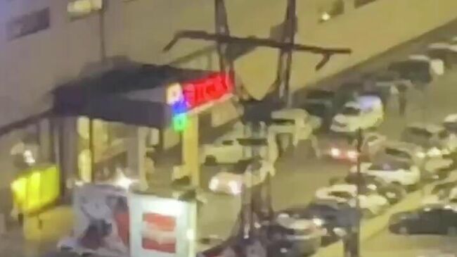 На месте происшествия, где молодой человек открыл стрельбу у ТЦ Этажи в ходе конфликта с другим мужчиной в Махачкале