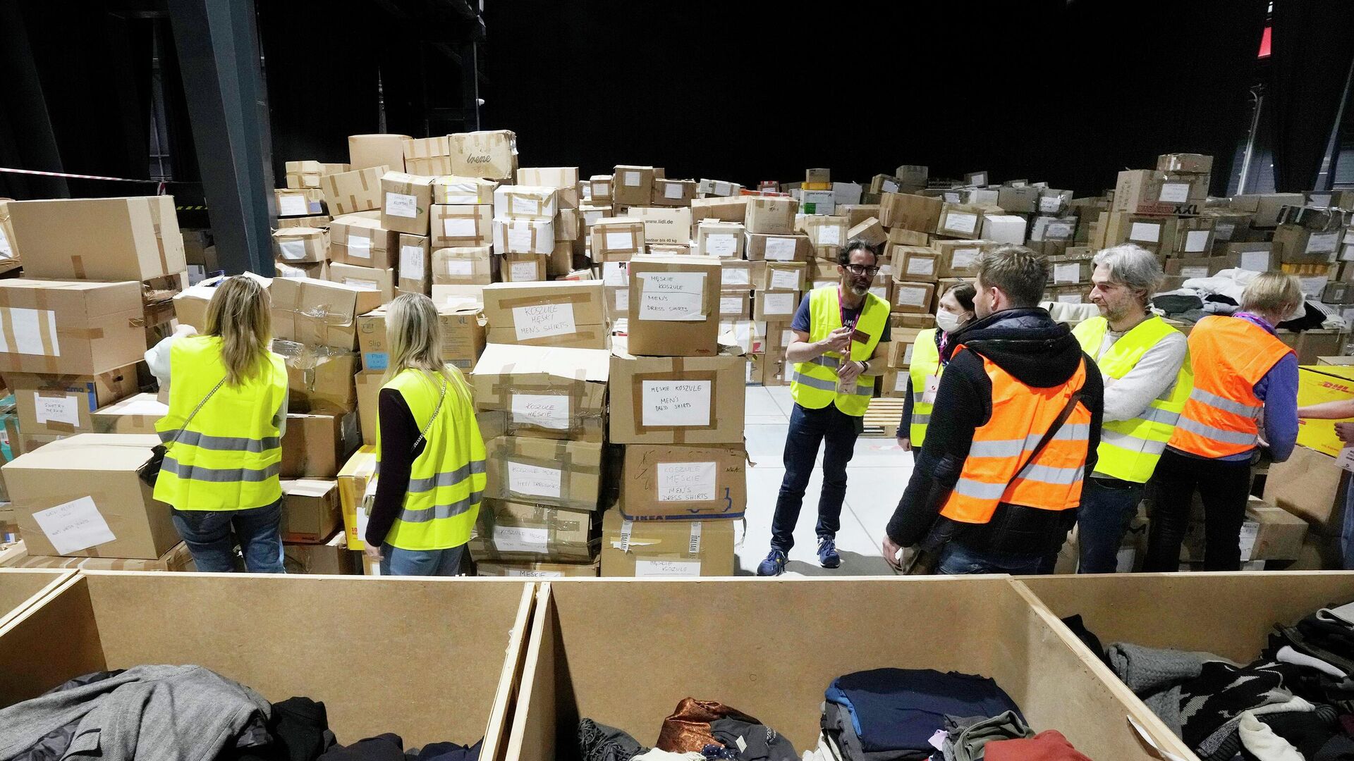 Волонтеры в центре размещения украинских беженцев в Варшаве, Польша - РИА Новости, 1920, 30.08.2025