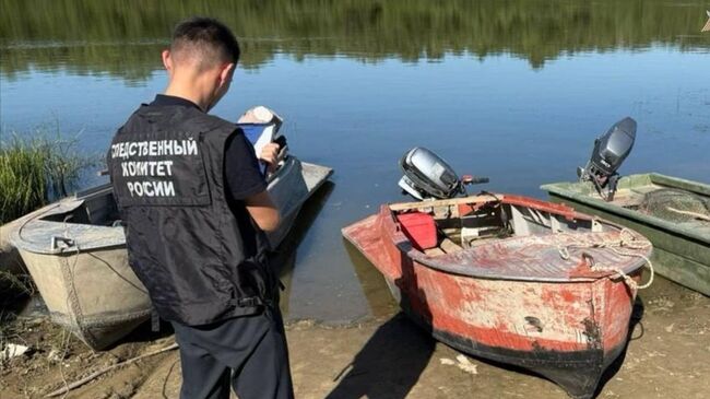 Работа СК РФ на месте происшествия, где судно с пассажирами опрокинулось в акватории реки Енотаевка в Астраханской области. 29 августа 2025