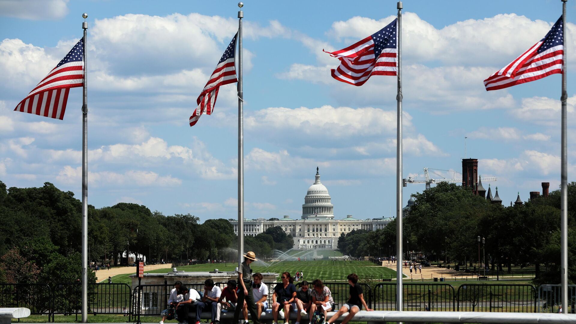 Флаги США на фоне Капитолия в Вашингтоне
