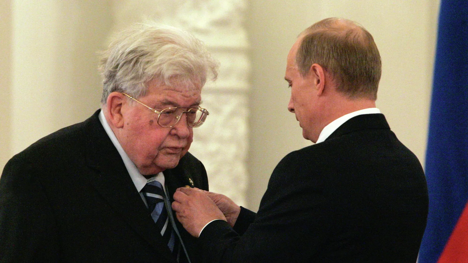 Игорь Горынин и Владимир Путин на церемонии награждения