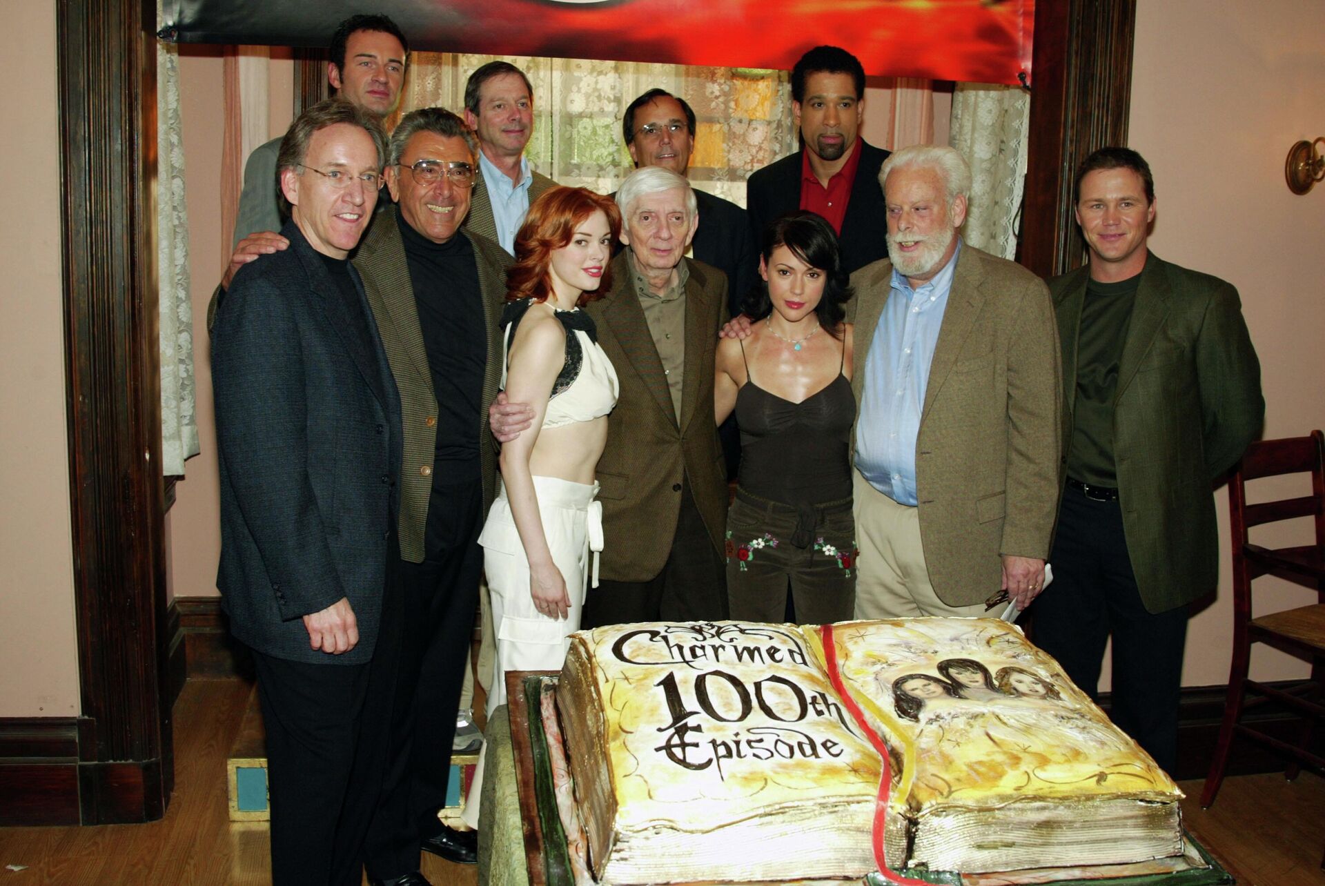 Создатели и актеры сериала Зачарованные празднуют выход 100-го эпизода на съёмочной площадке в Лос-Анджелесе Создатели и актеры сериала Зачарованные празднуют выход 100-го эпизода на съёмочной площадке в Лос-Анджелесе - РИА Новости, 1920, 30.08.2025