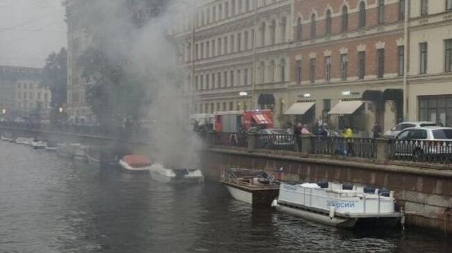 Прогулочный катер загорелся в Петербурге