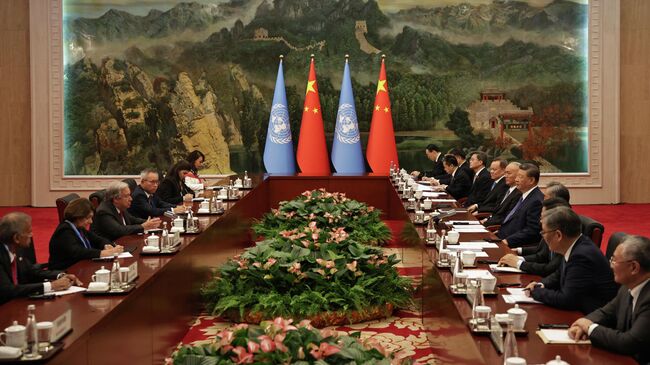 Генеральный секретарь ООН Антониу Гуттереш и председатель КНР Си Цзиньпин во время встречи перед саммитом Шанхайской организации сотрудничества в Тяньцзине, Китай. 30 августа 2025