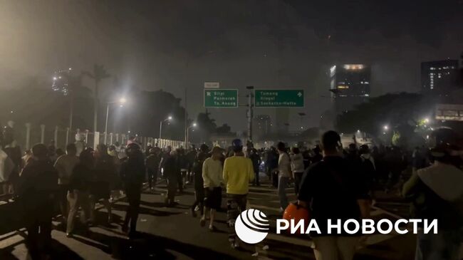 Демонстранты в Джакарте запускают фейерверки в полицию