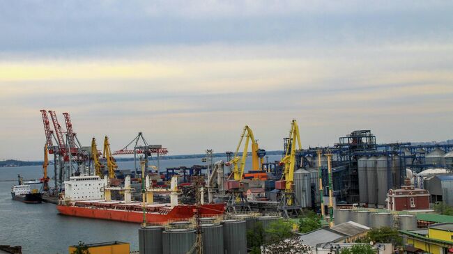 Грузовые краны в порту Одессы