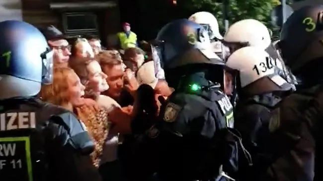 Стенка на стенку: столкновения демонстрантов и полиции в Кельне