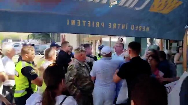 Столкновения полиции с участниками мирного пикета в Молдавии
